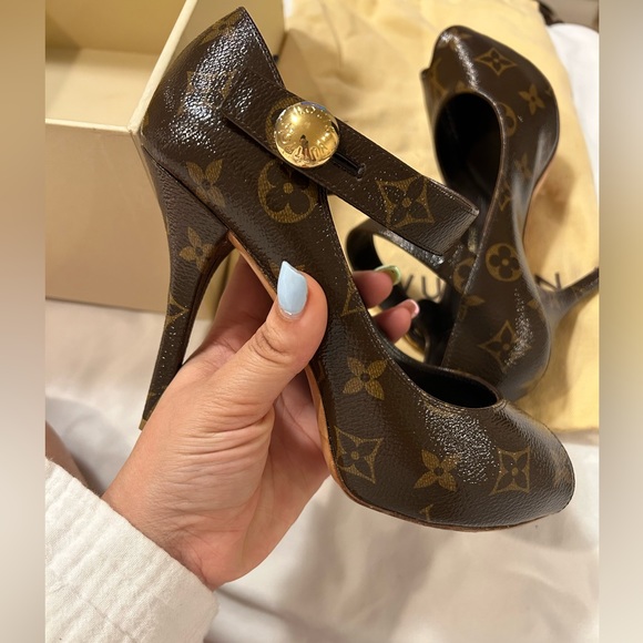 Louis Vuitton monogram (authentic) peep toe heel w/ Gold LV button - Picture 5 of 14